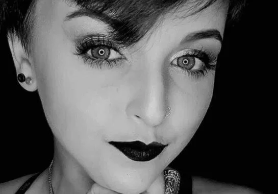 Atriz adulta é presa após urinar em Bíblia durante estadia em hotel